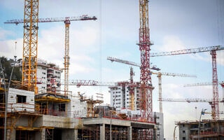 אילוסטרציה: מנופים באתר בנייה בבאר יעקב, 3 בפברואר 2022 (צילום: Yossi Zeliger/Flash90) אילוסטרציה: מנופים באתר בנייה בבאר יעקב, 3 בפברואר 2022 (צילום: Yossi Zeliger/Flash90)