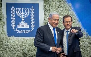 הנשיא יצחק הרצוג עם ראש הממשלה בנימין נתניהו באירוע לכבוד יום העצמאות ה-75 של ישראל, 26 באפריל 2023 (צילום: יונתן זינדל/פלאש90) הנשיא יצחק הרצוג עם ראש הממשלה בנימין נתניהו באירוע לכבוד יום העצמאות ה-75 של ישראל, 26 באפריל 2023 (צילום: יונתן זינדל/פלאש90)