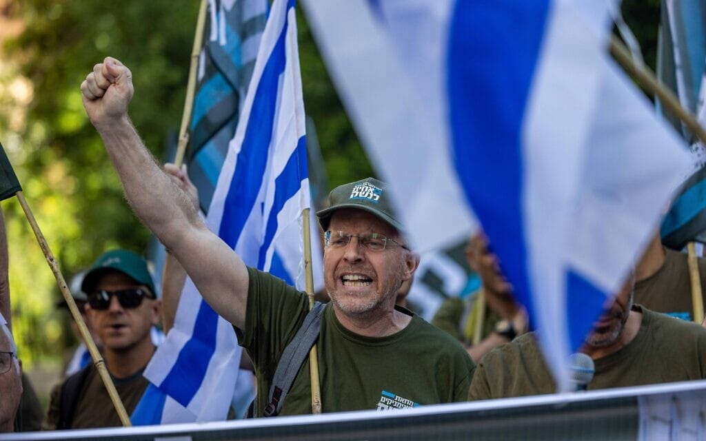 מחאה של "אחים לנשק" ליד ביתו של שר השיכון יצחק גולדקנופף בירושלים, 16 במאי 2023 (צילום: יונתן זינדל/פלאש90)