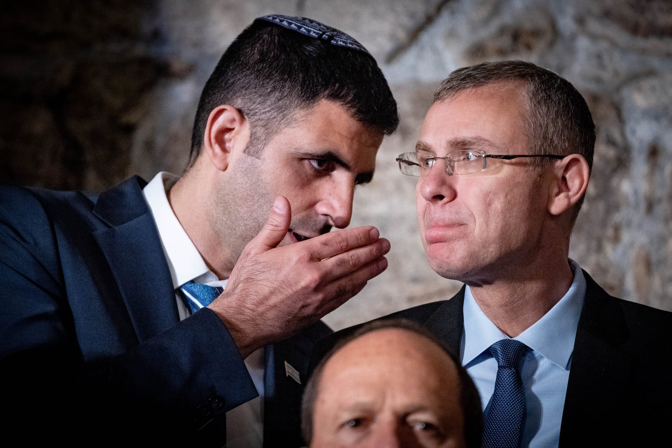 השרים יריב לוין ושלמה קרעי בישיבת הממשלה השבועית בירושלים, 21 במאי 2023 (צילום: יונתן זינדל, פלאש90)