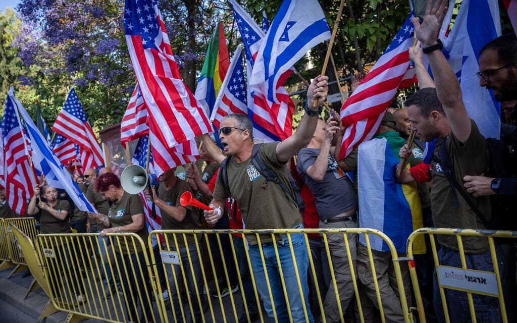 אנשי "אחים לנשק" מפגינים עם דגלי ארצות הברית מול בית ראש הממשלה בנימין נתניהו בירושלים, 25 במאי 2023 (צילום: יונתן זינדל/פלאש90)