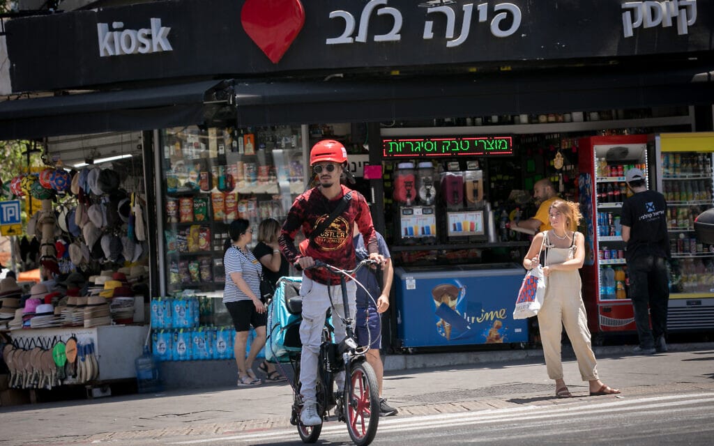 אנשים ברחוב בתל אביב, יוני 2023 (צילום: מרים אלסטר/פלאש90) אנשים ברחוב בתל אביב, יוני 2023 (צילום: מרים אלסטר/פלאש90)