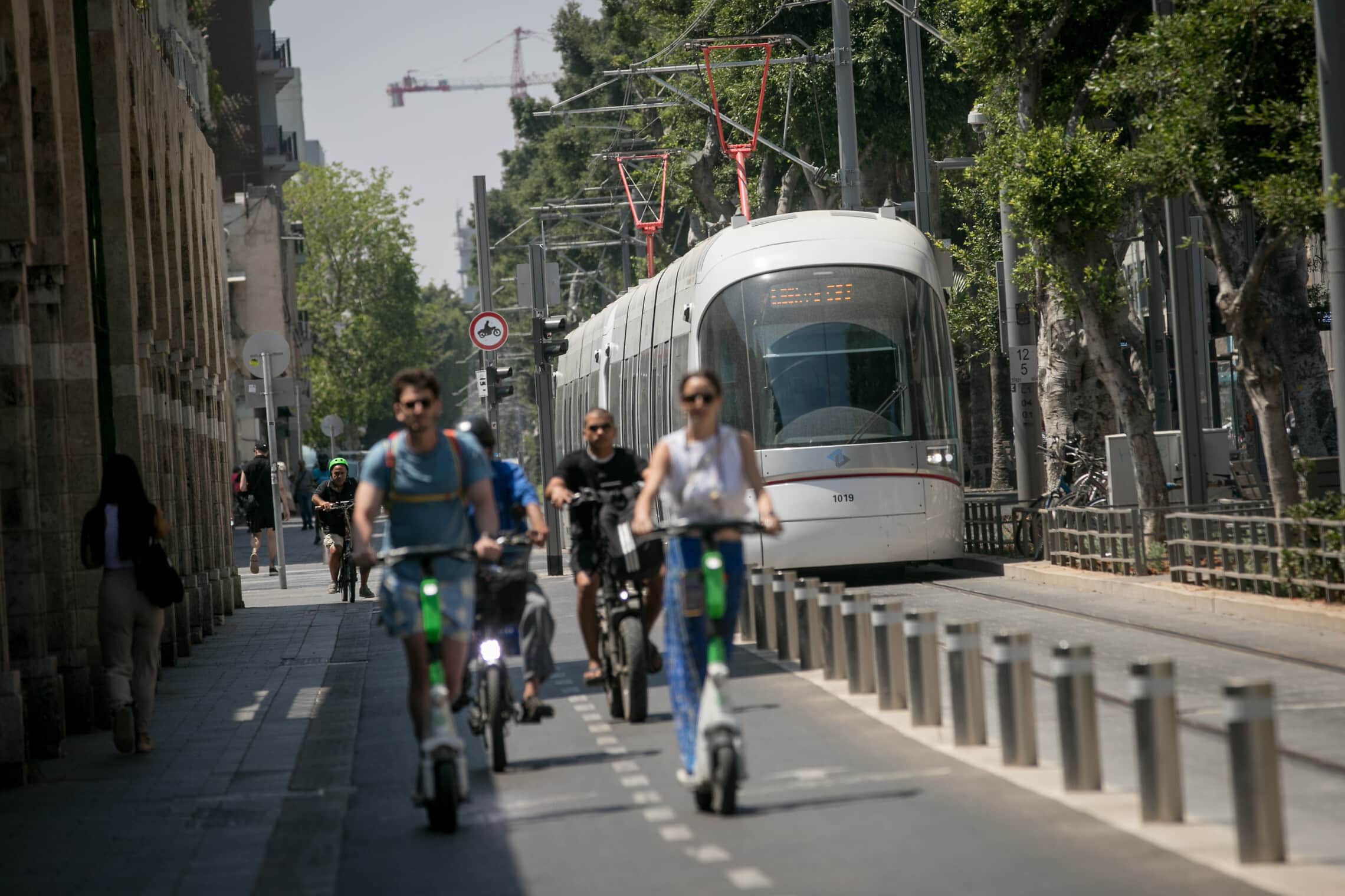 רוכבי אופניים בשדרות ירושלים ביפו, בזמן נסיעת מבחן של הרכבת הקלה ב-6 ביוני 2023 (צילום: מרים אלסטר/פלאש90)