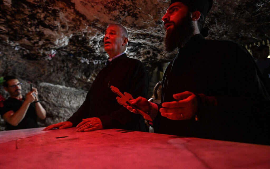 האב ויליאם אבו שקארה (משמאל) וכומר מתפללים בכנסיית סטלה מאריס בחיפה, 18 ביולי 2023 (צילום: פלאש90)