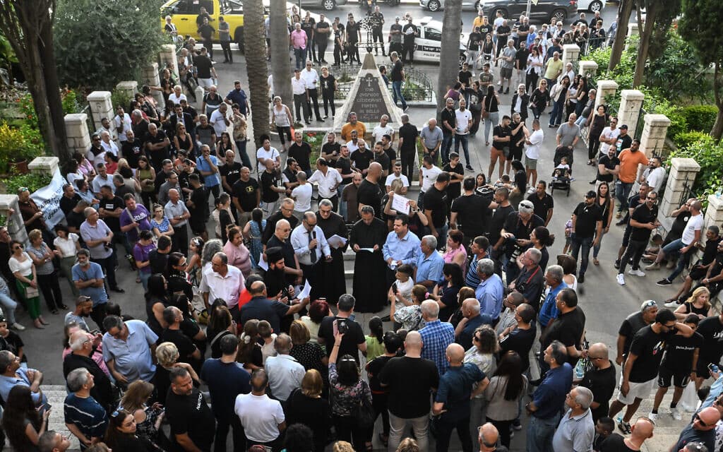 מפגינים נוצרים מתאספים במנזר סטלה מאריס בחיפה, 18 ביוני 2023 (צילום: פלאש90)