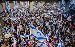 אלפי מפגינים בטרמינל 3 בנתב”ג במחאה על המהפכה המשפטית, 3 ביולי 2023 (צילום: אבשלום ששוני/פלאש90) אלפי מפגינים בטרמינל 3 בנתב”ג במחאה על המהפכה המשפטית, 3 ביולי 2023 (צילום: אבשלום ששוני/פלאש90)