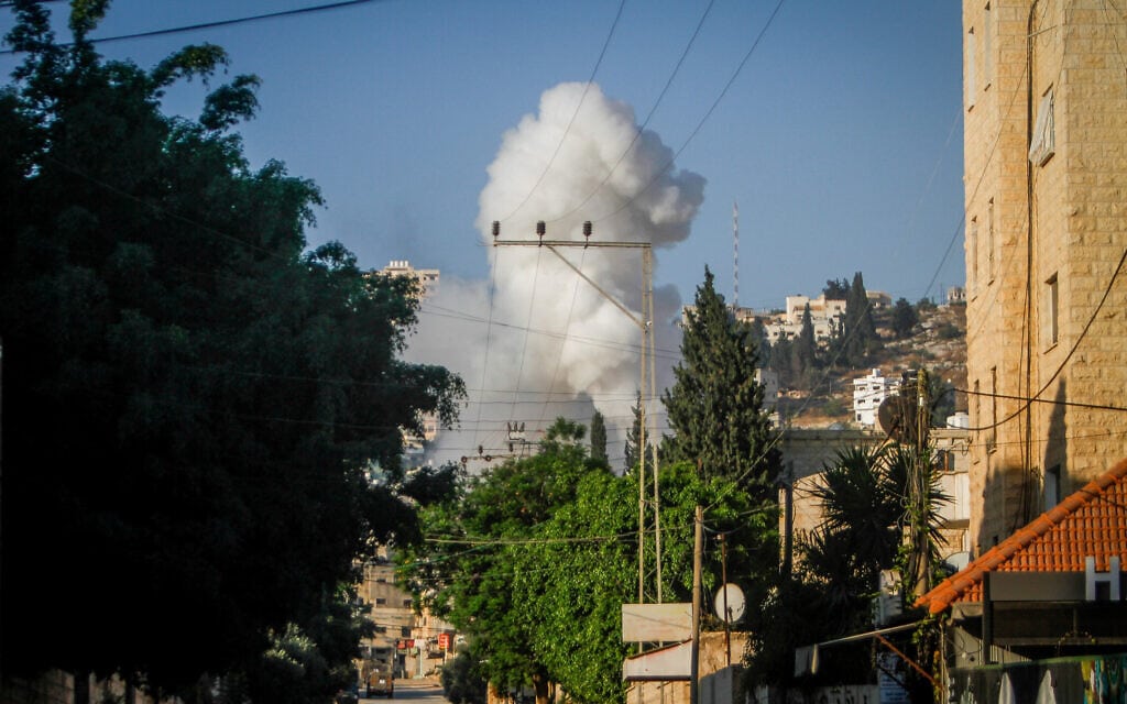 עשן מיתמר לאחר תקיפה של צה"ל בג'נין, 3 ביולי 2023 (צילום: Nasser Ishtayeh/Flash90)