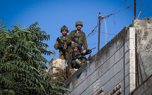 חיילי צה"ל בחברון, 3 ביולי 2023 (צילום: Wisam Hashlamoun/Flash90)