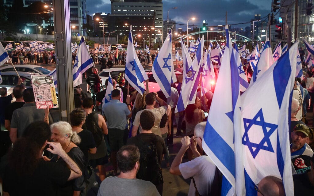 מפגינים מוחים על דחתו של מפקד מחוז תל אביב נצב עמי אשד. 5 ביולי 2023 (צילום: Avshalom Sassoni/Flash90)