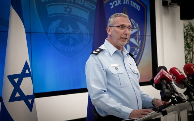 מפקד מחוז תל אביב ניצב עמי אשד בהצהרה לתקשורת על פרישתו מהמשטרה. 5 ביולי 2023 (צילום: אבשלום ששוני/פלאש90) מפקד מחוז תל אביב ניצב עמי אשד בהצהרה לתקשורת על פרישתו מהמשטרה. 5 ביולי 2023 (צילום: אבשלום ששוני/פלאש90)