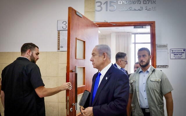 ראש הממשלה בנימין נתניהו בבית המשפט המחוזי בירושלים בזמן עדותו של ארנון מילצ'ן. 5 ביולי 2023 (צילום: Marc Israel Sellem/POOL)