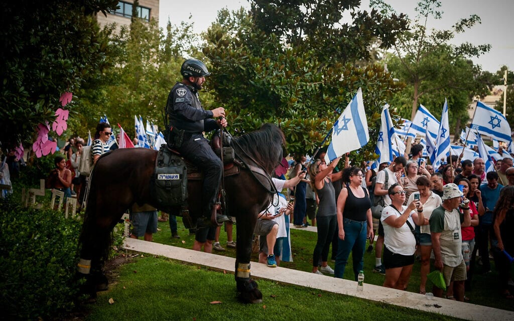 פרשי משטרה בהפגנה מול ביתו של יו"ר הכנסת אמיר אוחנה בתל אביב. 6 ביולי 2023 (צילום: Avshalom Sassoni/Flash90) פרשי משטרה בהפגנה מול ביתו של יו"ר הכנסת אמיר אוחנה בתל אביב. 6 ביולי 2023 (צילום: Avshalom Sassoni/Flash90)