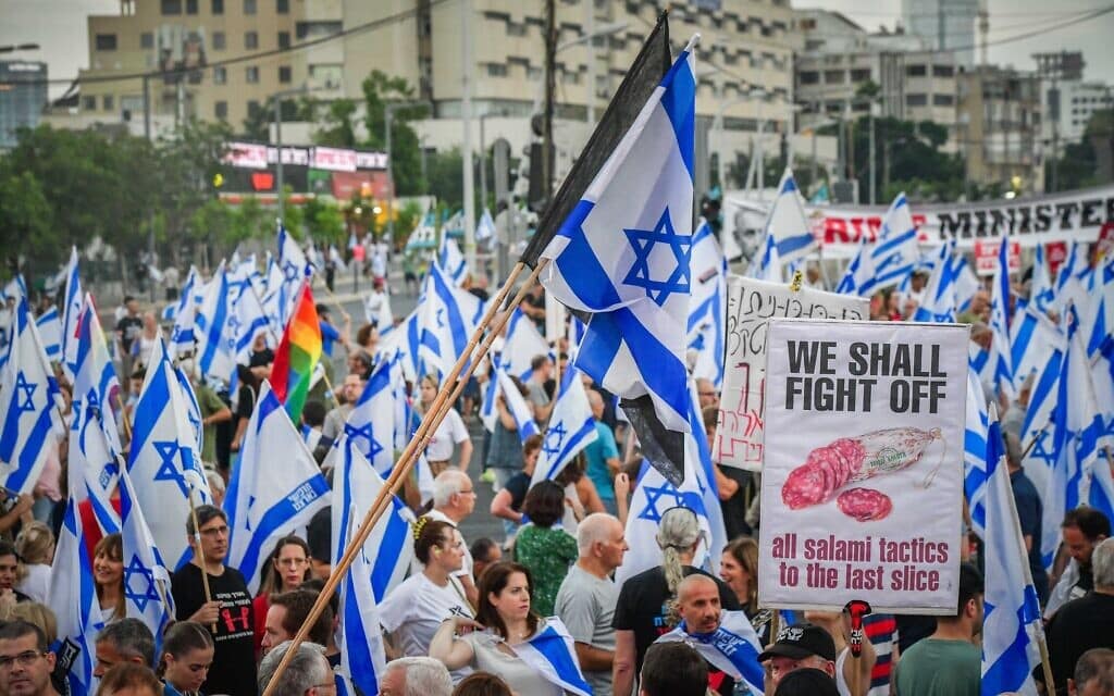 מפגינים מוחים בתל אביב נגד המהפכה המשפטית, 8 ביולי 2023 (צילום: אבשלום ששוני, פלאש 90)