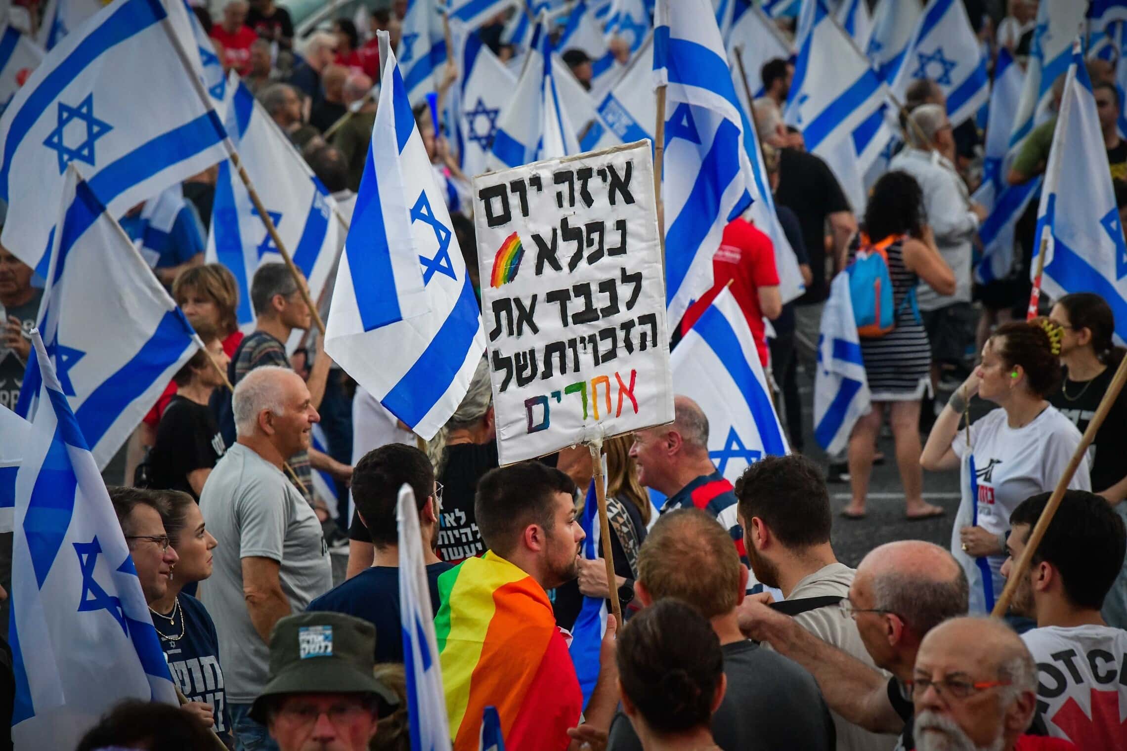 מפגינים מוחים בתל אביב במחאה נגד המהפכה המשפטית, 8 ביולי 2023 (צילום: אבשלום ששוני, פלאש 90)