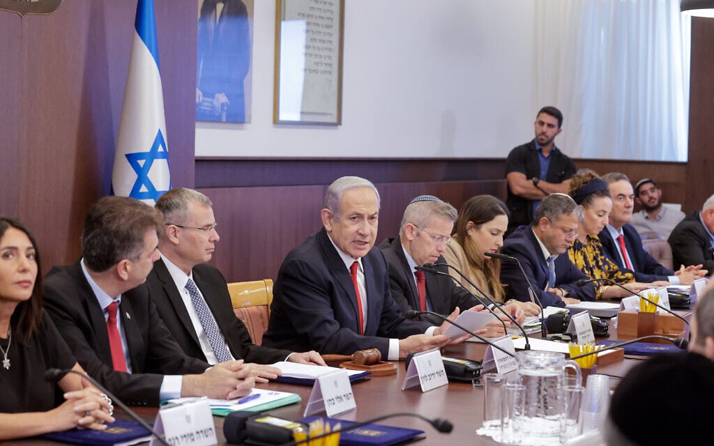 ראש הממשלה בנימין נתניהו מנהל את ישיבת הממשלה, 9 ביולי 2023 (צילום: Marc Israel Sellem/POOL)