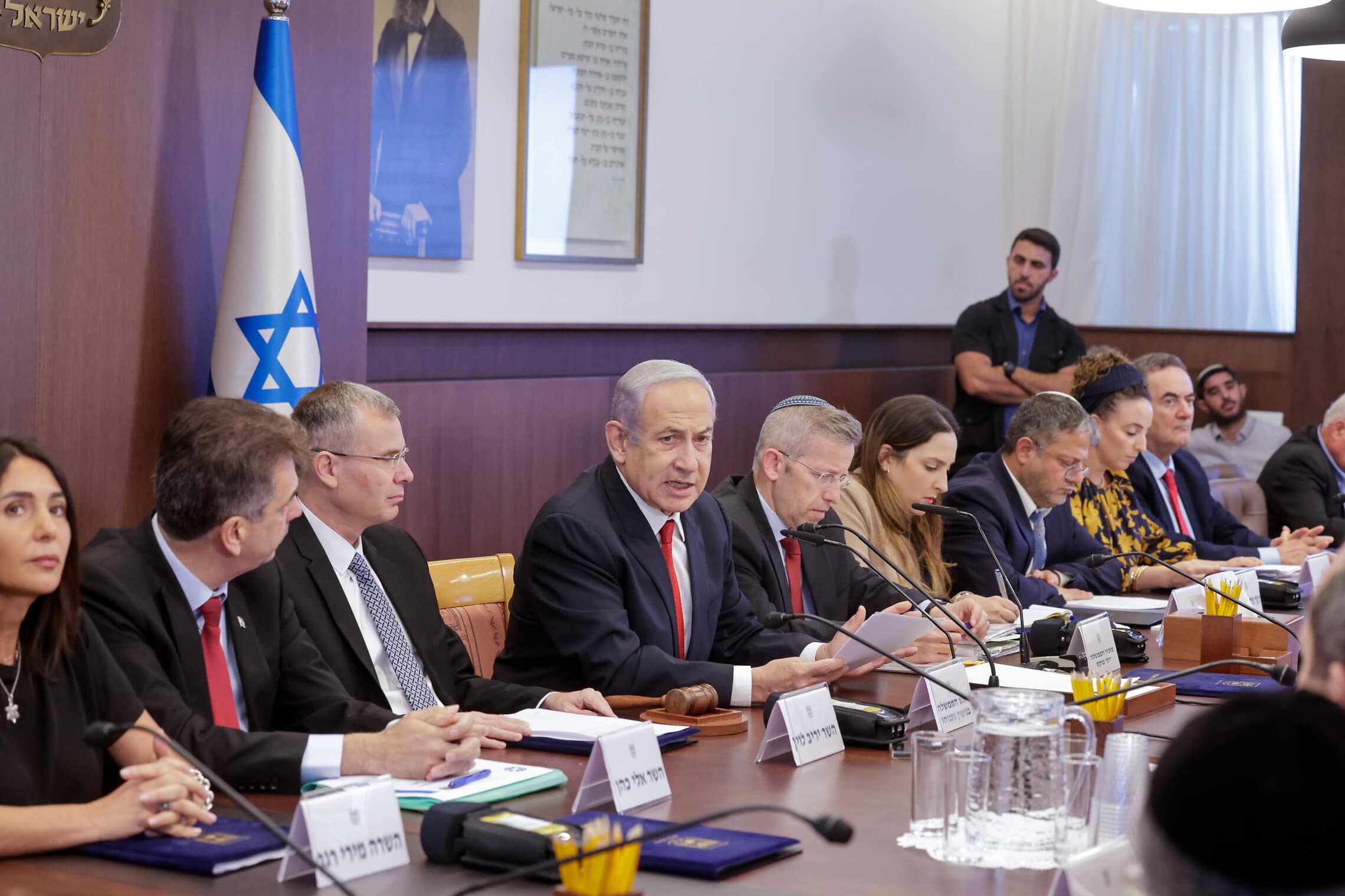 ראש הממשלה בנימין נתניהו מנהל את ישיבת הממשלה, 9 ביולי 2023 (צילום: Marc Israel Sellem/POOL)