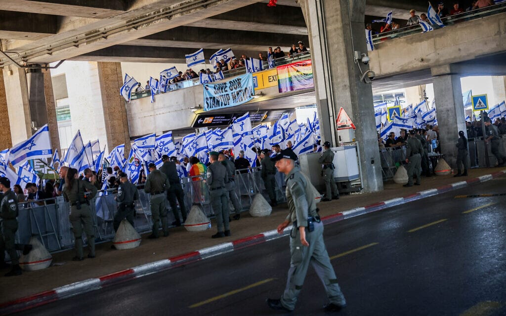 .הפגנה בנתב"ג ביום השיבוש, 11 ליולי 2023 (צילום: Avshalom Sassoni/Flash90)