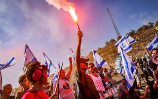 מפגינים חוסמים את כביש מספר 1 בהפגנות נגד החקיקה המשפטית, 11 ביולי 2023 (צילום: חיים גולדברג/פלאש90) מפגינים חוסמים את כביש מספר 1 בהפגנות נגד החקיקה המשפטית, 11 ביולי 2023 (צילום: חיים גולדברג/פלאש90)