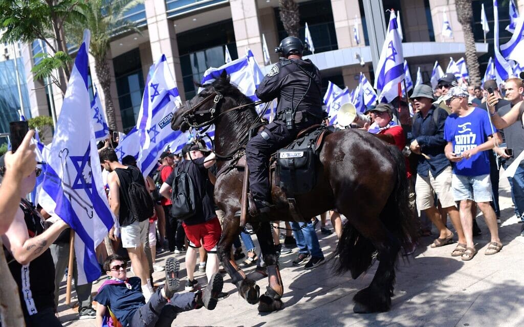 פרש משטרתי מתעמת עם מפגינים בתל אביב, 11 ביולי 2023 (צילום: תומר נויברג/פלאש90)