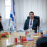 שלמה קרעי מציג את הרפורמה בשוק התקשורת ולצידו המשנה למנכ"ל משרד התקשורת אלעד מלכה מ"התעוררות" (צילום: Yonatan Sindel/Flash90)