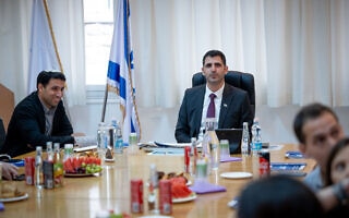 .שלמה קרעי מציג את הרפורמה בשוק התקשורת ולצידו המשנה למנכ"ל משרד התקשורת אלעד מלכה מ"התעוררות" (צילום: Yonatan Sindel/Flash90) .שלמה קרעי מציג את הרפורמה בשוק התקשורת ולצידו המשנה למנכ"ל משרד התקשורת אלעד מלכה מ"התעוררות" (צילום: Yonatan Sindel/Flash90)