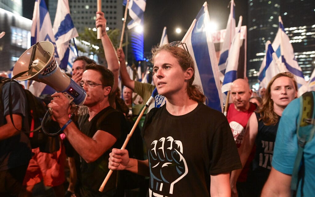 שקמה ברסלר (במרכז) ומשה רדמן (משמאל, עם המגאפון) מובילים את צעדת המחאה מתל אביב לירושלים, 18 ביולי 2023 (צילום: אבשלום ששוני/פלאש90)