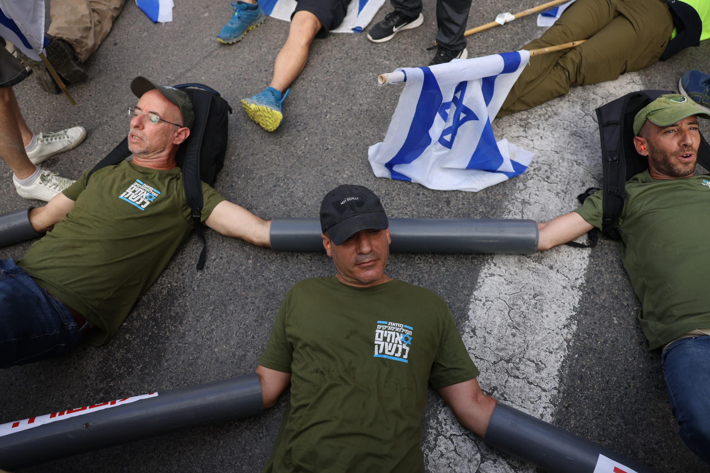 אנשי מחאת &#8220;אחים לנשק&#8221; חוסמים את הכניסה למשרד הביטחון בתל אביב, 18 ביולי 2023