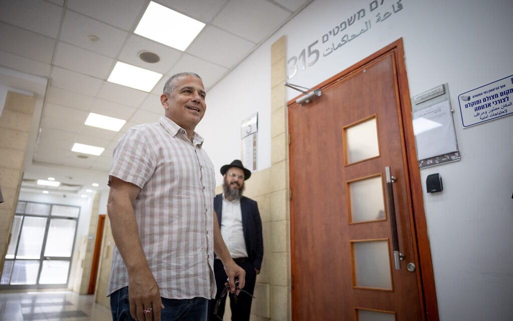 ינון מגל מגיע לבית המשפט המחוזי בירושלים להעיד במשפט נתניהו, 18 ביולי 2023 (צילום: יונתן זינדל/פלאש90)