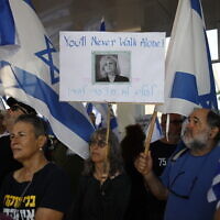 שלט תמיכה ביועצת המשפטית לממשלה גלי בהרב-מיארה בהפגנה בחיפה נגד ההפיכה המשטרית, 20 ביולי 2023 (צילום: שיר טורם/פלאש90)