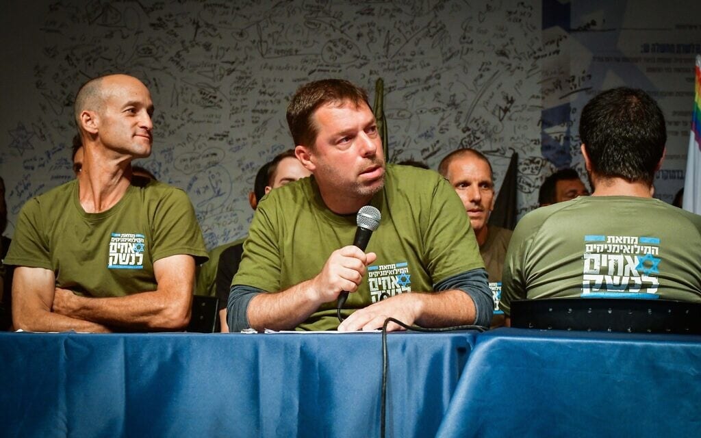 נציגי &quot;אחים לנשק&quot; במסיבת עיתונאים בבית חיל האוויר בהרצליה, 22 ביולי 2023 (צילום: אבשלום ששוני/פלאש90)