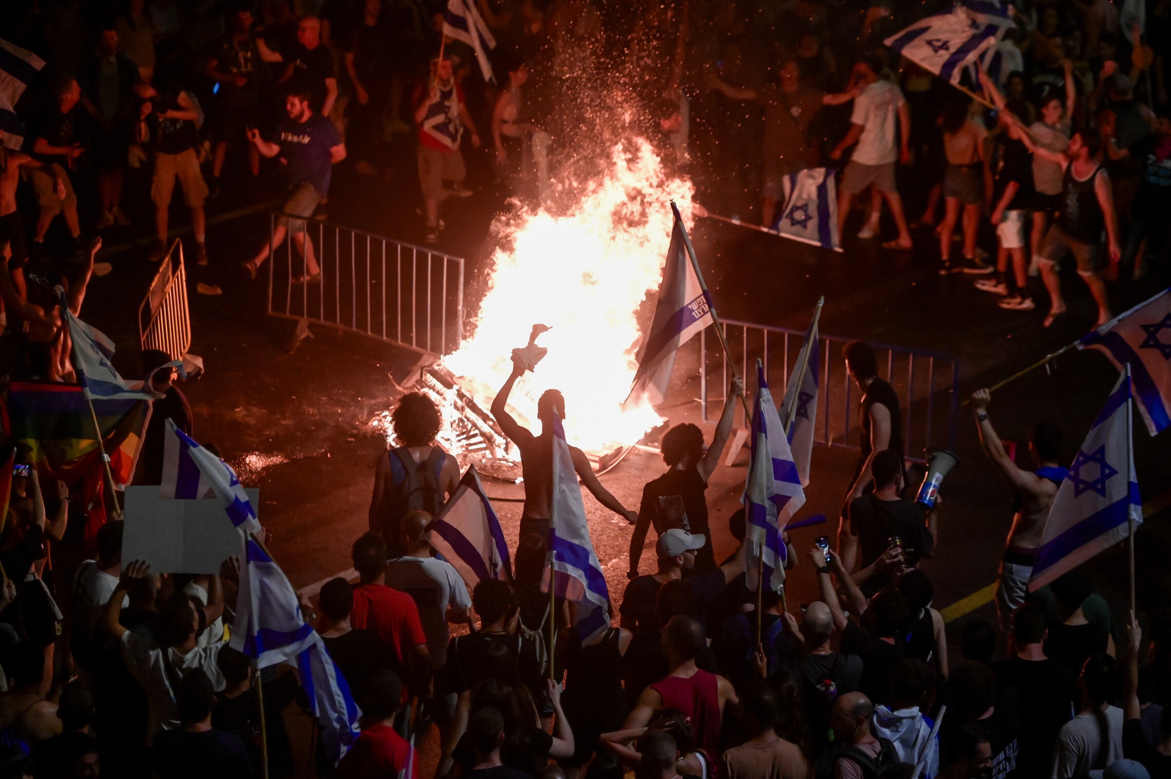 מפגינים נגד המהפכה המשטרית חוסמים את נתיבי איילון בתל אביב, 24 ביולי2023 (צילום: אבשלום ששוני/פלאש90)