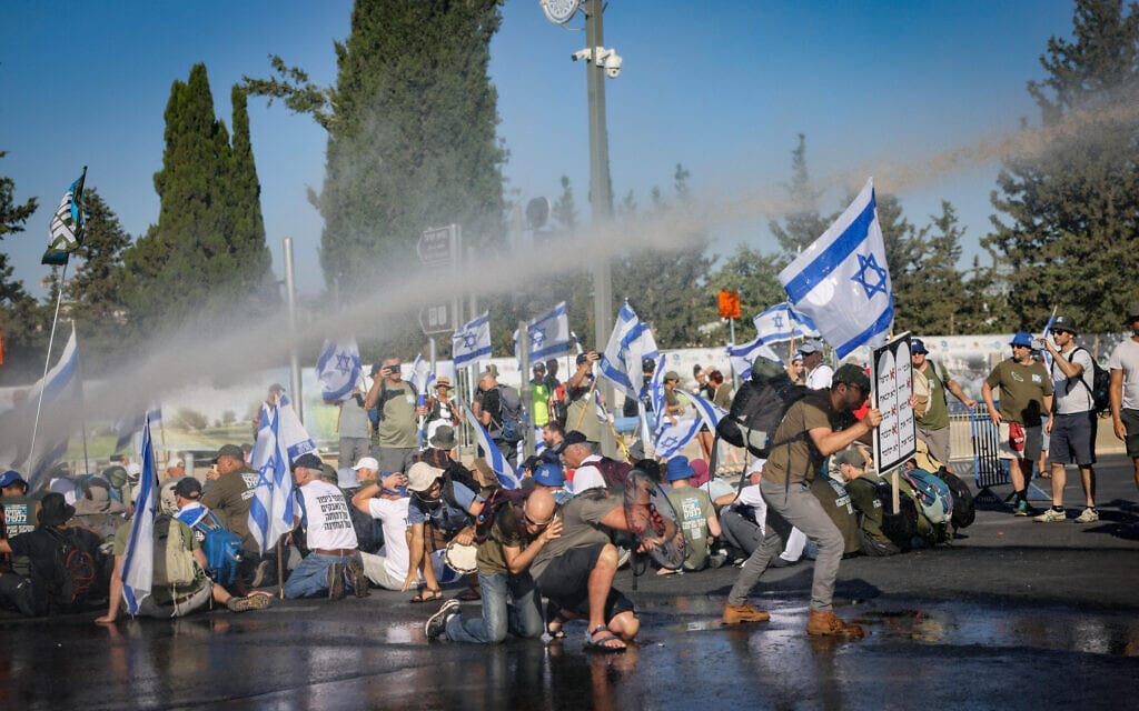 מפגינים נגד החקיקה ליד הכנסת, יולי 2023 (צילום: Chaim Goldberg/Flash90)