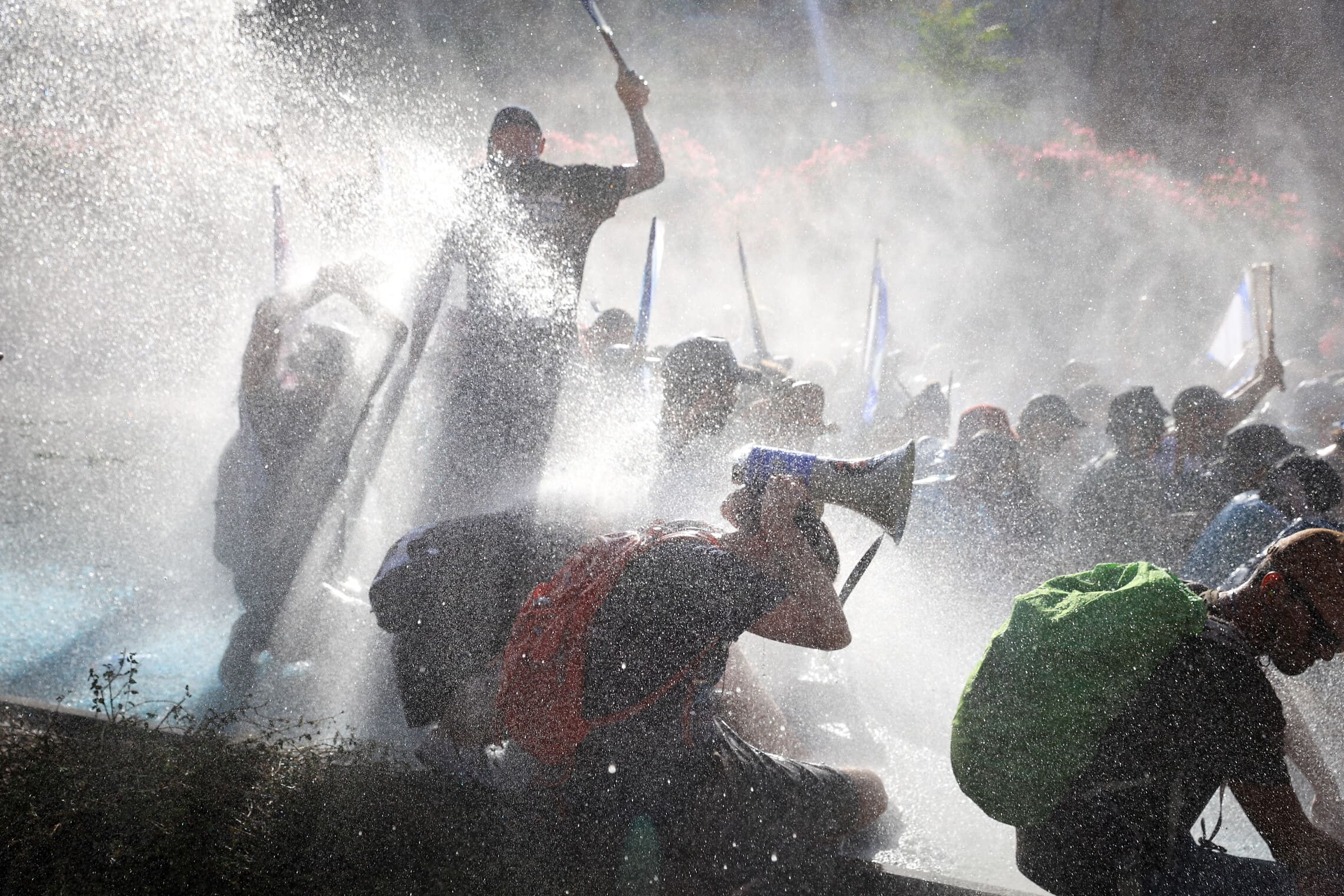 המשטרה מנסה לפנות מפגינים נגד המהפכה המשפטית מכביש בגין בירושלים, 24 ביולי 2023 (צילום: Noam Revkin Fenton/Flash90)