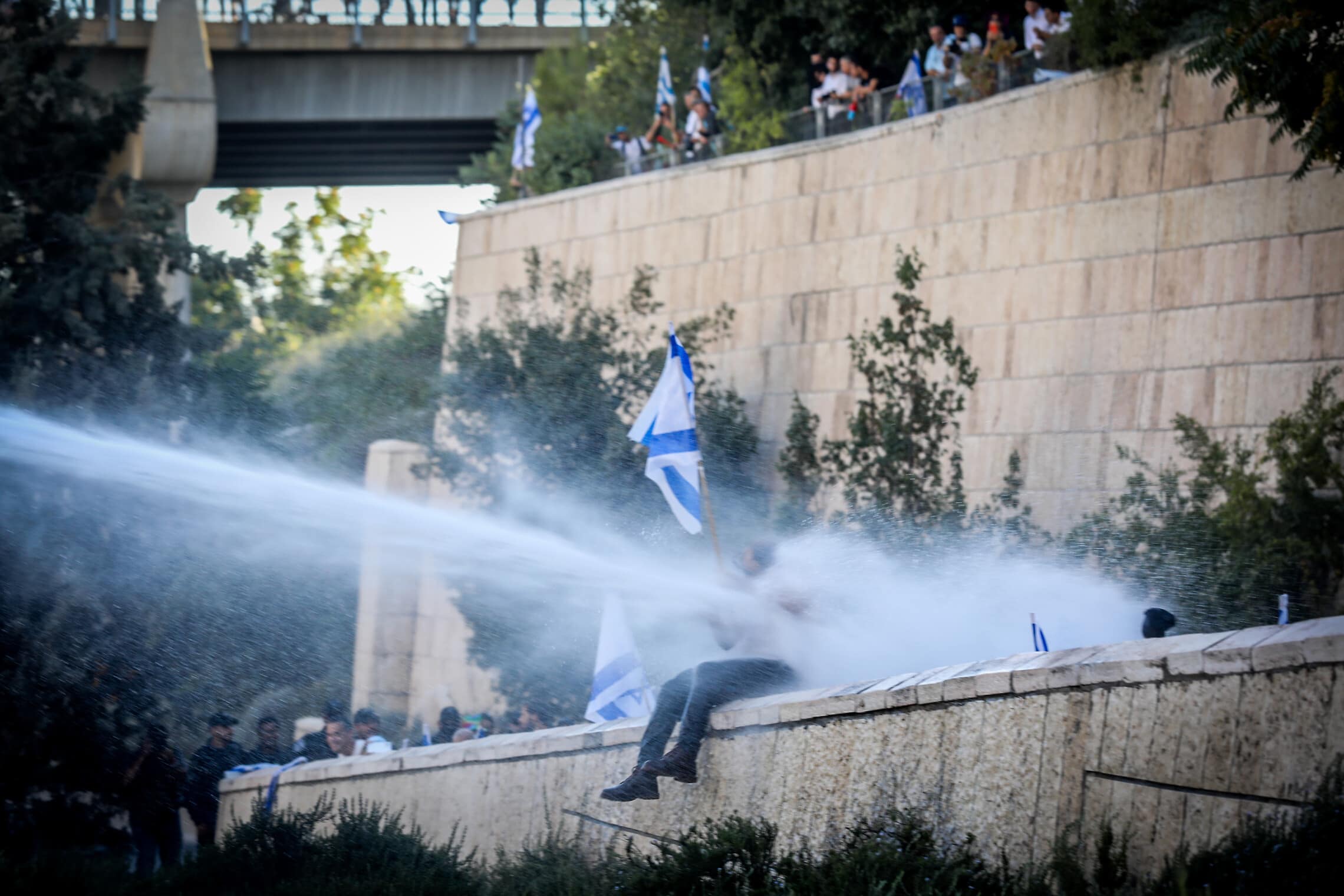 מכת&quot;זית מתיזה ישירות לעבר מפגין נגד המהפכה המשפטית בדרך בגין בירושלים, 24 ביולי 2023 (צילום: Noam Revkin Fenton/Flash90)