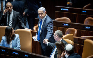 יריב לוין וראש הממשלה בנימין נתניהו אחרי שהחקיקה לביטול עילת הסבירות עברה בקריאה שנייה ושלישית בכנסת, 24 ביולי 2023 (צילום: יונתן זינדל/פלאש90) יריב לוין וראש הממשלה בנימין נתניהו אחרי שהחקיקה לביטול עילת הסבירות עברה בקריאה שנייה ושלישית בכנסת, 24 ביולי 2023 (צילום: יונתן זינדל/פלאש90)