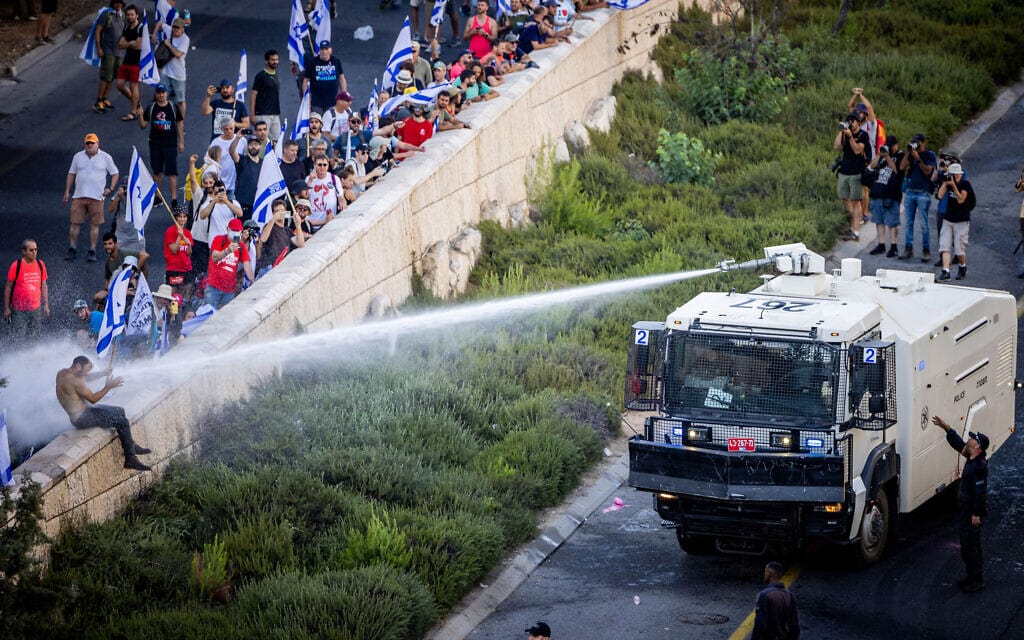 מכת"זית מתיזה ישירות לעבר מפגין נגד המהפכה המשפטית בדרך בגין בירושלים, 24 ביולי 2023 (צילום: יונתן זינדל, פלאש90) מכת"זית מתיזה ישירות לעבר מפגין נגד המהפכה המשפטית בדרך בגין בירושלים, 24 ביולי 2023 (צילום: יונתן זינדל, פלאש90)