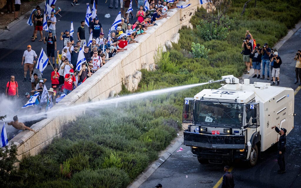 מכת&quot;זית של המשטרה פוגעת בכינון ישר במפגין הנמצא בשולי הכביש, בזמן פינוי המחאה בדרך בגין בירושלים, 24 ביולי 2023 (צילום: יונתן זינדל/פלאש90)