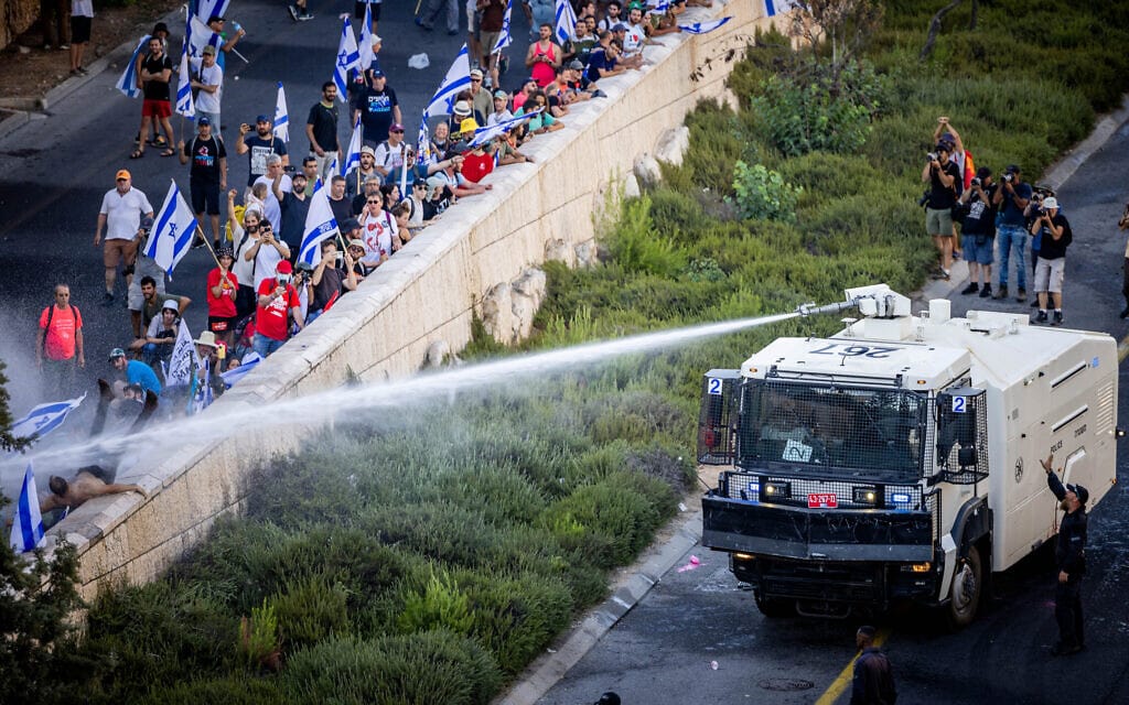 מכת"זית מתיזה ישירות לעבר מפגין נגד המהפכה המשפטית בדרך בגין בירושלים, 24 ביולי 2023 מכת"זית מתיזה ישירות לעבר מפגין נגד המהפכה המשפטית בדרך בגין בירושלים, 24 ביולי 2023