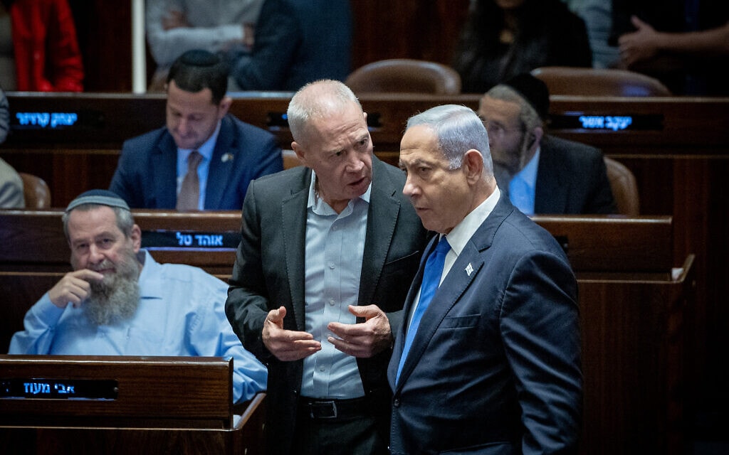 ראש הממשלה בנימין נתניהו ושר הביטחון יואב גלנט במליאת הכנסת במהלך ההצבעה על החוק לביטול עילת הסבירות, 24 ביולי 2023 (צילום: יונתן זינדל/פלאש90)