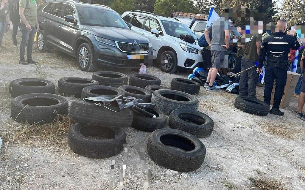 צמיגים שתפסה המשטרה סמוך למכבים ביום השיבוש, 11 ביולי 2023 (צילום: דוברות המשטרה) צמיגים שתפסה המשטרה סמוך למכבים ביום השיבוש, 11 ביולי 2023 (צילום: דוברות המשטרה)