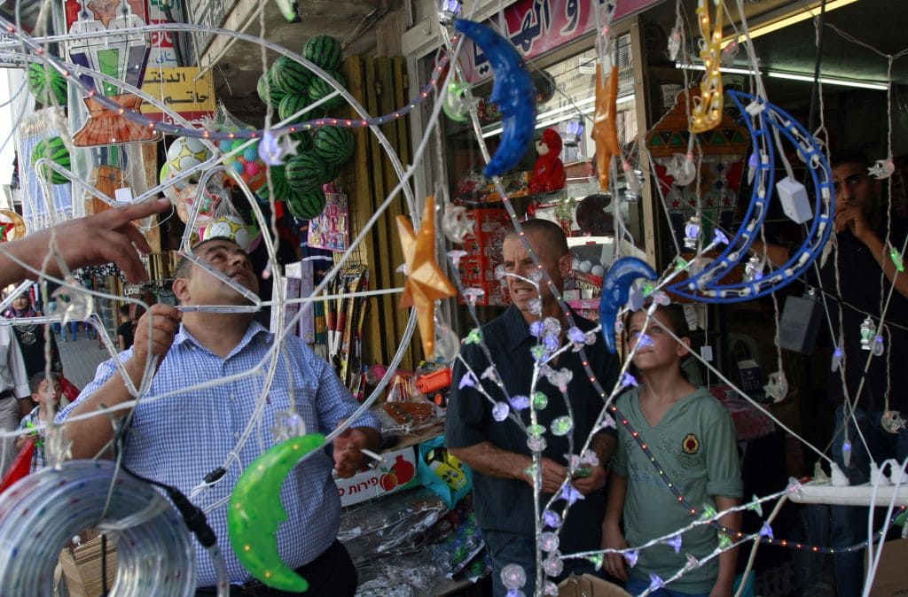 אילוסטרציה: סוחר פלסטיני מציג קישוטים בשוק לקראת רמדאן בג&#8217;נין, 2014 (צילום: AP/Mohammed Ballas)