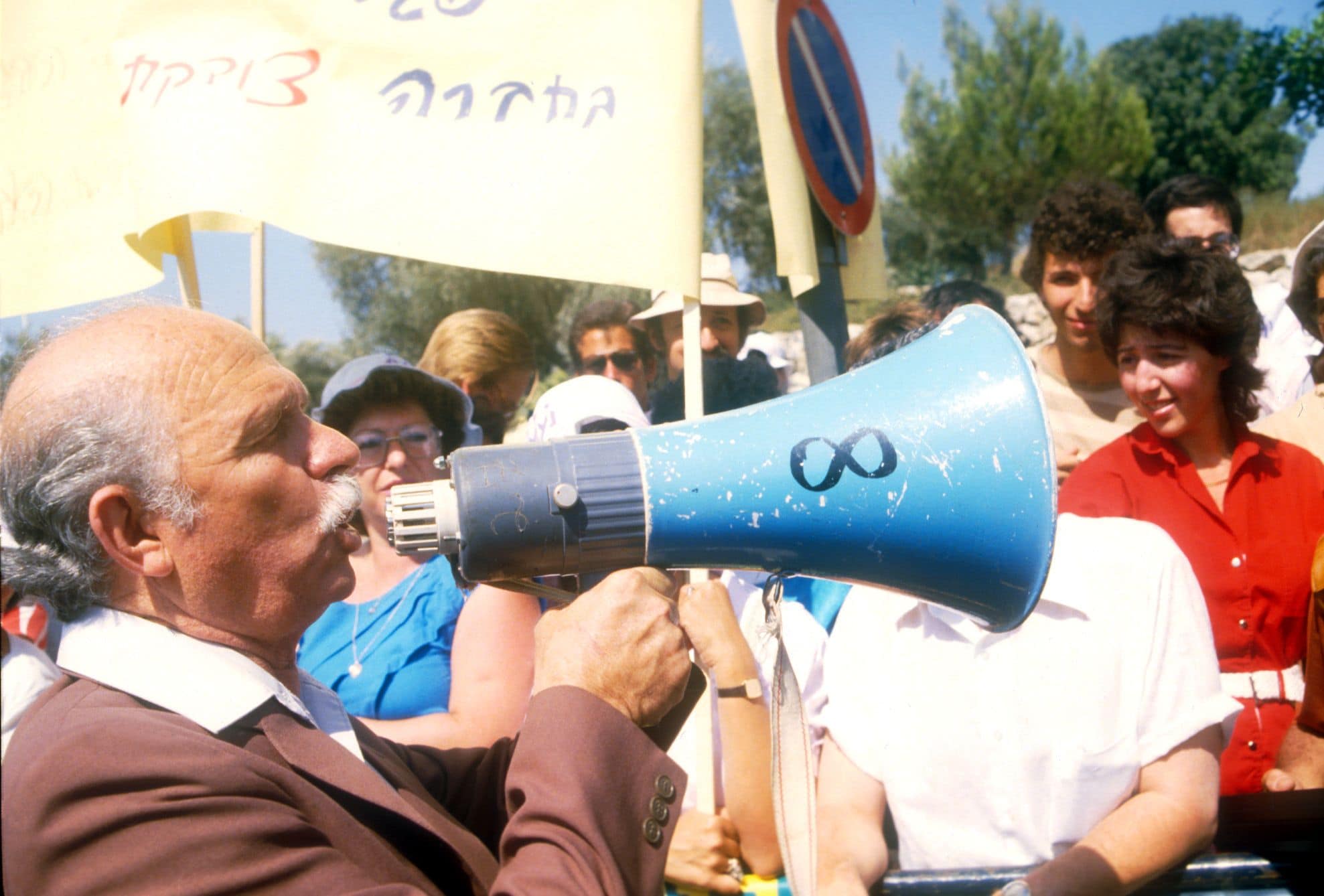 ויקטור שם־טוב בהפגנה ב-1984 (צילום: IPPA, אוסף דן הדני, הספרייה הלאומית)