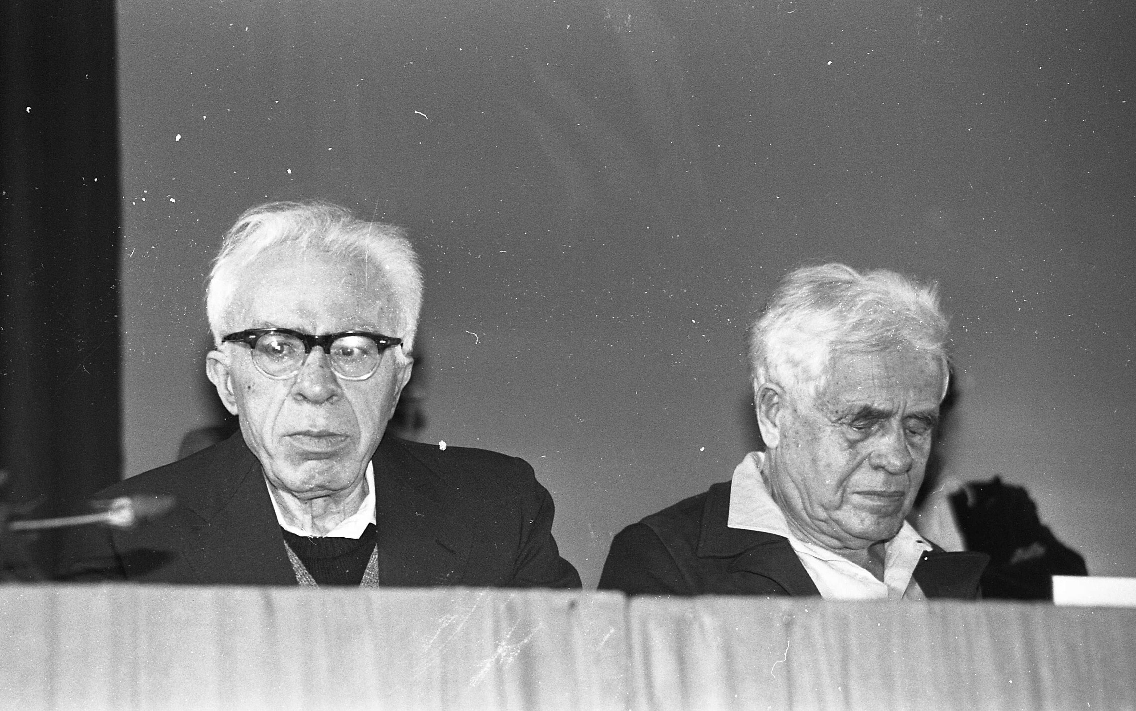 יעקב חזן ומאיר יערי בוועידת מפ&quot;ם ב-1980 (צילום: IPPA, אוסף דן הדני, הספרייה הלאומית)