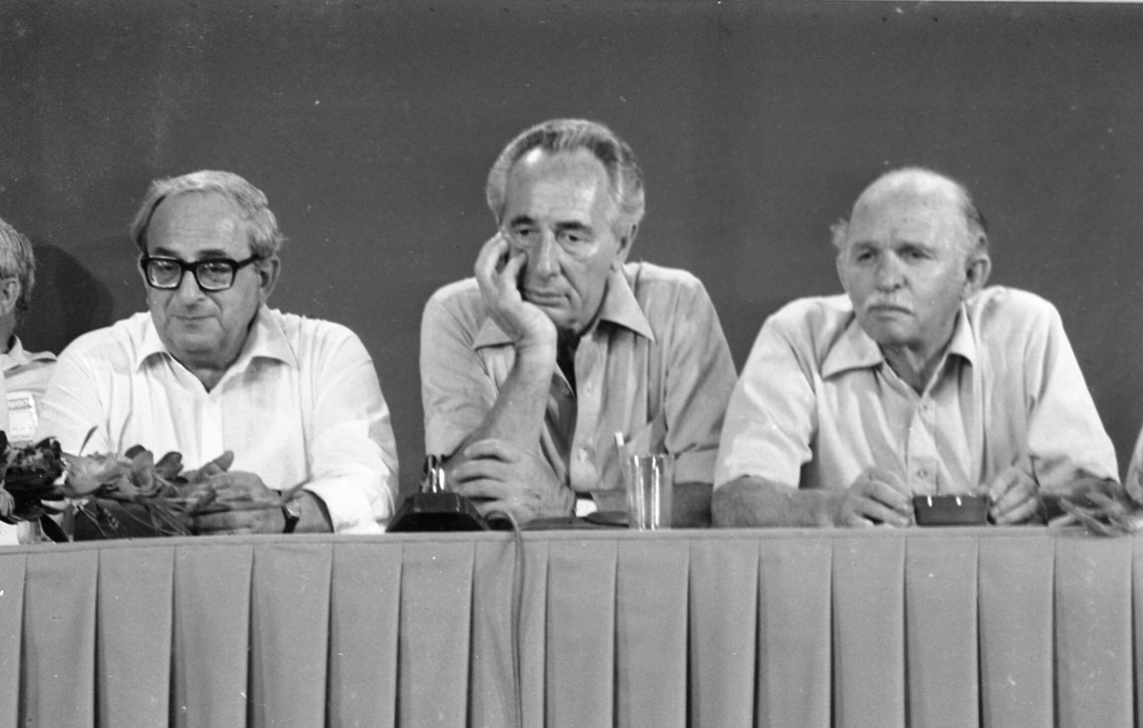 ויקטור שם־טוב, שמעון פרס ויצחק נבון בבחירות לכנסת ב-1984 (צילום: IPPA, אוסף דן הדני, הספרייה הלאומית)