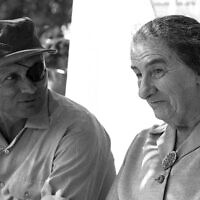 גולדה מאיר ומשה דיין ב-1969 (צילום: שלום בר-טל/IPPA, אוסף דן הדני, הספרייה הלאומית)