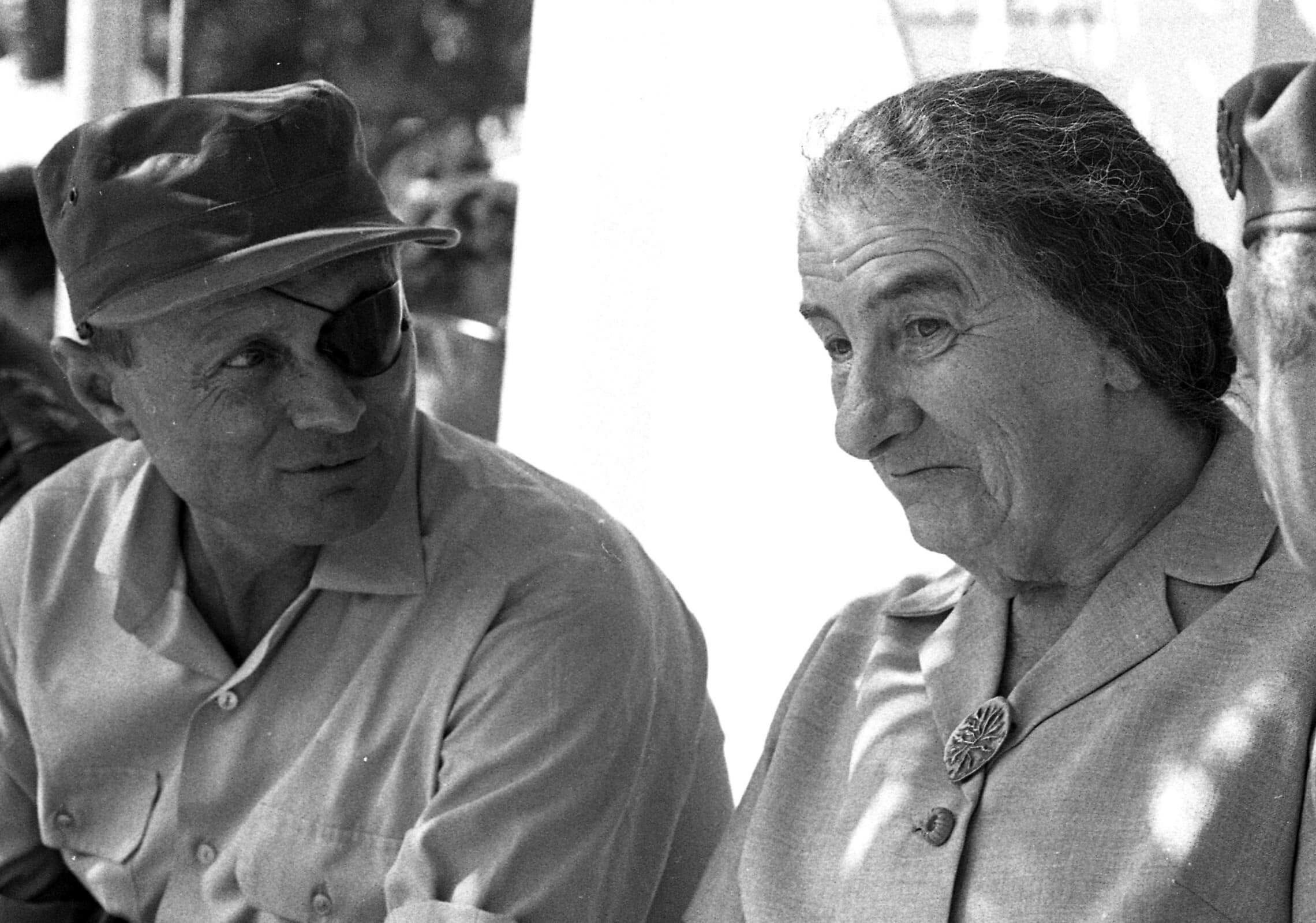 גולדה מאיר ומשה דיין ב-1969 (צילום: שלום בר-טל/IPPA, אוסף דן הדני, הספרייה הלאומית)