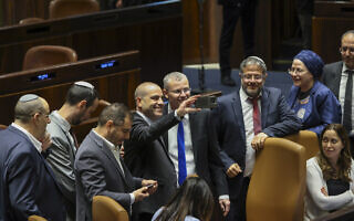 איתמר בן גביר, יריב לוין ואופיר כ"ץ חוגגים את העברת החוק לביטול עילת הסבירות בכנסת, 24 ביולי 2023 (צילום: נועם מושקוביץ, דוברות הכנסת) איתמר בן גביר, יריב לוין ואופיר כ"ץ חוגגים את העברת החוק לביטול עילת הסבירות בכנסת, 24 ביולי 2023 (צילום: נועם מושקוביץ, דוברות הכנסת)