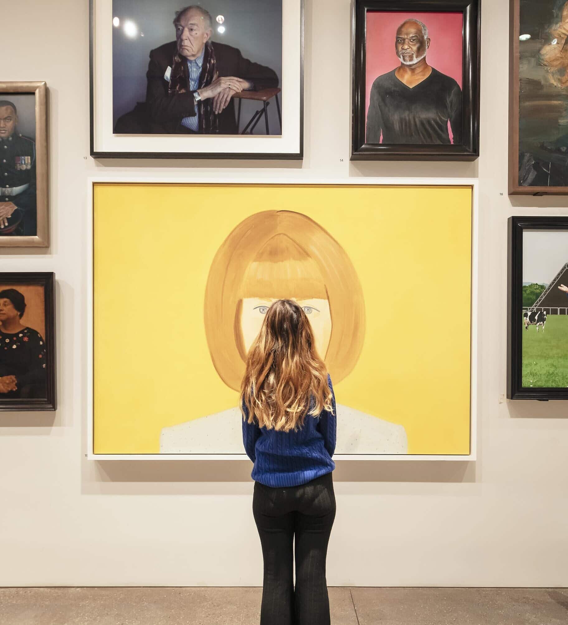 מבקרת בגלריית הדיוקנאות הלאומית צופה בדיוקן של אנה וינטור, עורכת ווג (צילום: Jim Stephenson, באדיבות גלריית הדיוקנאות הלאומית)