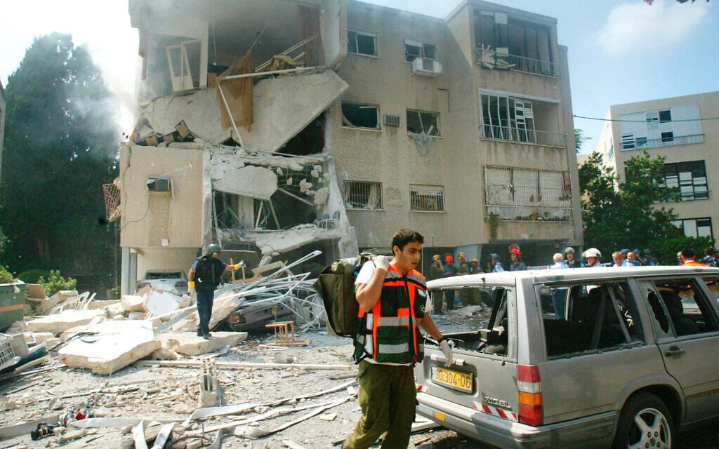 פגיעת בבית בחיפה מרקטה ששוגרה מלבנון במלחמת לבנון, יולי 2006 (צילום: פלאש90)