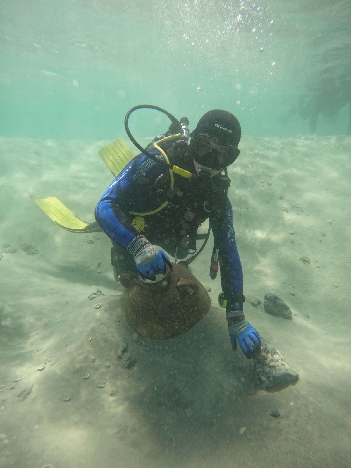 ארכאולוגית עם פיסת חרס שנמצאה בחוף דור, מאי 2023 (צילום: באדיבות החוג לציוויליזציות ימיות, אוניברסיטת חיפה)